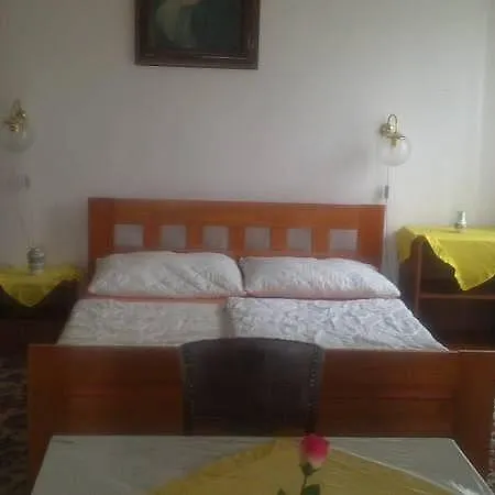 Chalupa U Prostredniho Rybnika Nyaraló *